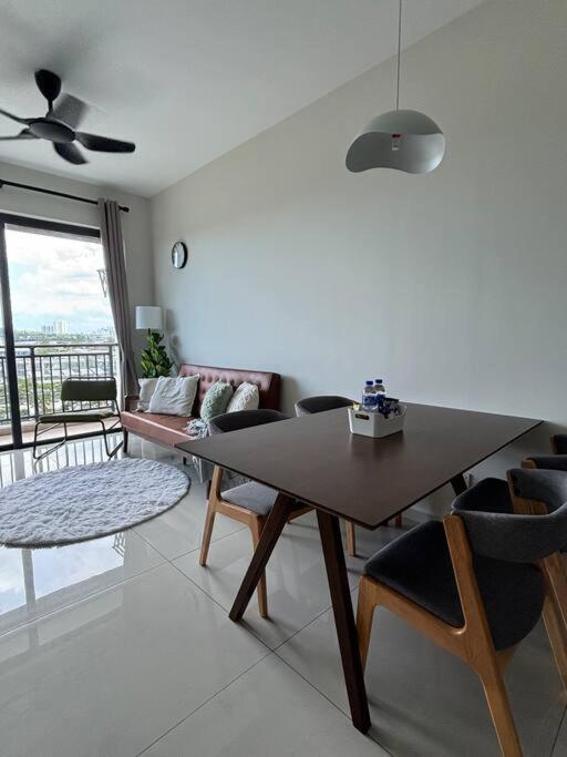 Comfort Living At Country Garden Park 1-4pax * Johor Bahru